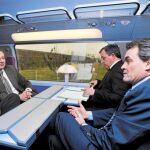 El ministro Blanco, el presidente de Cataluña, Mas y el secretario de Transportes francés, Mariani en el AVE que llega a Francia