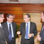 El consejero de Fomento, Antonio Silván, conversa con el presidente del Puerto de Marín, José Benito Suárez
