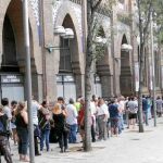 Largas colas en Barcelona para comprar entradas para la Monumental