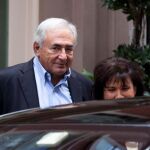 Dominique Strauss-Khan y su esposa, salen de us residencia temporal en Nueva York