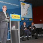 Valcárcel, durante su intervención en Barcelona, ante la mirada del ministro de Fomento, José Blanco, y el presidente de la Generalitat, Artur Mas