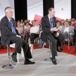 Rubalcaba se reunió ayer con los militantes sevillanos en compañía de José Antonio Griñán y otros altos cargos del PSOE