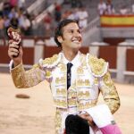 Mora, sonriente, pasea la oreja del sexto