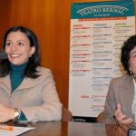 La concejala de Cultura, Fátima Barnuevo y la directora del Teatro Bernal, Elvira Albero Pineda, ayer en la presentación
