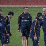 Del Bosque dirige a sus jugadores hoy bajo la lluvia