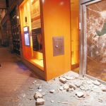 Además de los destrozos en el mobiliario urbano y los negocios de la zona, ocho agentes resultaron heridos