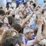 Arriba, los «indignados» en la asamblea celebrada ayer en la plaza del Carmen de Madrid, en la que debatieron sobre la reforma constitucional