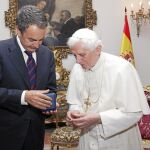 Benedicto XVI y Rodríguez Zapatero intercambian regalos al inicio de su entrevista
