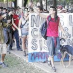 Sol ya no es el único lugar afectado por la anarquía de los «indignados». El Paseo del Prado también está tomado por las tiendas de campaña y la basura