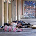 Un grupo durmiendo el verano de 2009 en los recovecos de la plaza Vicenç Martorell.