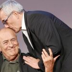 Marco Bellocchio besa a Bernardo Bertolucci, ayer en Venecia