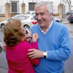Arenas, ayer, hizo doblete: presentó a Regina Serrano en Salteras y a Isabel Díaz en Olivares