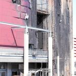 Los testigos apuntaron como origen del fuego a un cortocircuito en el cableado de una de las vallas publicitarias de la fachada
