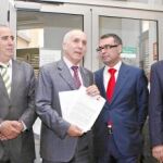 Los alcaldes socialistas del Sur acudieron en sus coches oficiales a una reunión con Aguirre el pasado mes de junio.