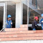El sector de la construcción ha sido el que ha encadenado el mayor descenso de paro en el último mes