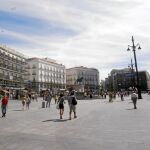 Tras la reentrada de los «indignados» en Sol el viernes, la plaza amaneció ayer con su aspecto original