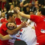 José María Rodríguez intenta rematar entre dos rivales