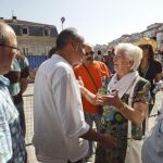 Martin Garitano (centro) y el alcalde de San Sebastián (izqda.), Juan Carlos Izaguirre, ayer, con familiares de presos de ETA