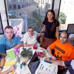 Parte del equipo de voluntarios de la archidiócesis de Barcelona, en pleno preparativo para la acogida
