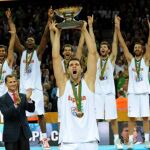 El jugador español Felipe Reyes (c) celebra con el trofeo tras la victoria del equipo ante Francia