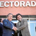 Zoido saluda calurosamente al rector de la Olavide, Juan Jiménez
