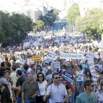 Marcha, escalada y pintura. Ayer, muchos «indignados» andaron kilómetros, se encaramaron a verjas de edificios públicos y mancharon paredes con pintadas