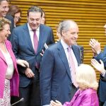 En la imagen, el presidente de la Generalitat, Francisco Camps, al ser recibido por su grupo