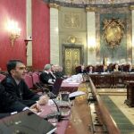 Los abogados de Sortu, en primer plano, en el Tribunal Supremo
