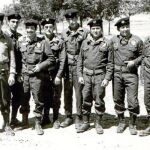 José Bono (primero por la izquierda), con uniforme de alférez y acompañado por un grupo de castellano- manchegos que compartieron con él la «mili» en Aranjuez