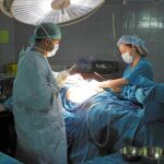 Los hospitales cerrarán quirófanos y plantas, según los sindicatos, para cumplir con el recorte impuesto por el Gobierno catalán