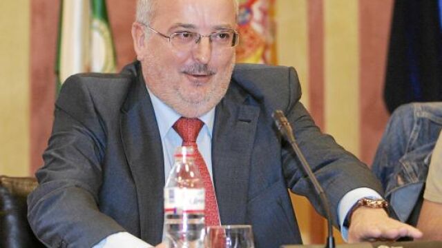 El ex consejero de empleo de la Junta de Andalucía durante el periodo 2004-2010, declaró en el registro de bienes e intereses de altos cargos un plan de pensiones de 59.953 euros, y un plan de jubilación de 120.000 euros, el mismo mes en que la empresa Go