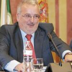 El ex consejero de empleo de la Junta de Andalucía durante el periodo 2004-2010, declaró en el registro de bienes e intereses de altos cargos un plan de pensiones de 59.953 euros, y un plan de jubilación de 120.000 euros, el mismo mes en que la empresa Go