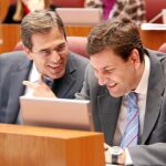 El presidente del PP palentino, Carlos Fernández Carriedo, junto al coordinador de estos foros, Juan José Sanz Vitorio