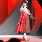 Galliano tocó con plumas a sus modelos durante su último desfile de la colección de Alta Costura en París
