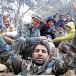 Un hombre celebra con otros milicianos la toma de la ciudad de Shahat, al este de Libia