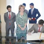Los matadores firmaron ayer el libro de visitas a Esperanza Aguirre