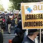 Un minuto de silencio «sin protocolo» en la marcha de militares