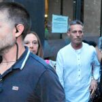 Josep Anglada, tuvo que ser ayer escoltado tras abandonar la plaza del Ayuntamiento de Salt