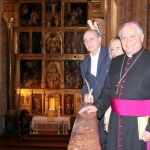Jorge Fernández Díaz con su esposa y el arzobispo de Puebla de los Ángeles, Víctor Sánchez, en el monasterio donde bautizaron a Palafox
