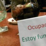 La aparición de guardacopas en bares y discotecas, el incremento de la suciedad y el ruido en las calles o el auge de las estufas de terraza son algunas de las nuevas modas derivadas de la Ley Antitabaco