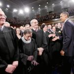 Obama saluda a los miembros del Tribunal Supremo antes de su discurso