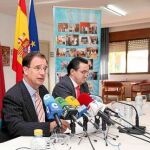 El consejero de Política Social, Joaquín Bascuñana (izquierda), ayer durante la presentación pública del balance de su Consejería