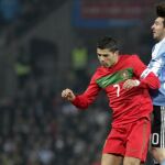 El delantero portugués Cristiano Ronaldo (i) salta por el balón con el argentino Lionel Messi