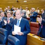 Francisco Camps recibe el aplauso de las Cortes valencianas durante la sesión de investidura