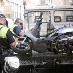 La Policía Local retira una motocicleta que estaba mal aparcada en la calle Santa Vicenta María