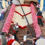 El manto de la Virgen de los Desamparados quedó ayer finalizado con los ramos de todas las falleras