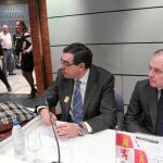 El vicepresidente Tomás Villanueva e Ignacio Ariznavarreta esperan la llegada del ministro Valeriano Gómez