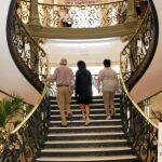 Escalera del Palacio de Longoria, donde ayer votaron los socios de la entidad.