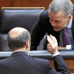 Alfredo Pérez Rubalcaba conversa con Antonio Camacho en el Congreso