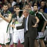 El entrenador serbio del Panathinaikos Zeljko Obradovic anima a sus jugadores
